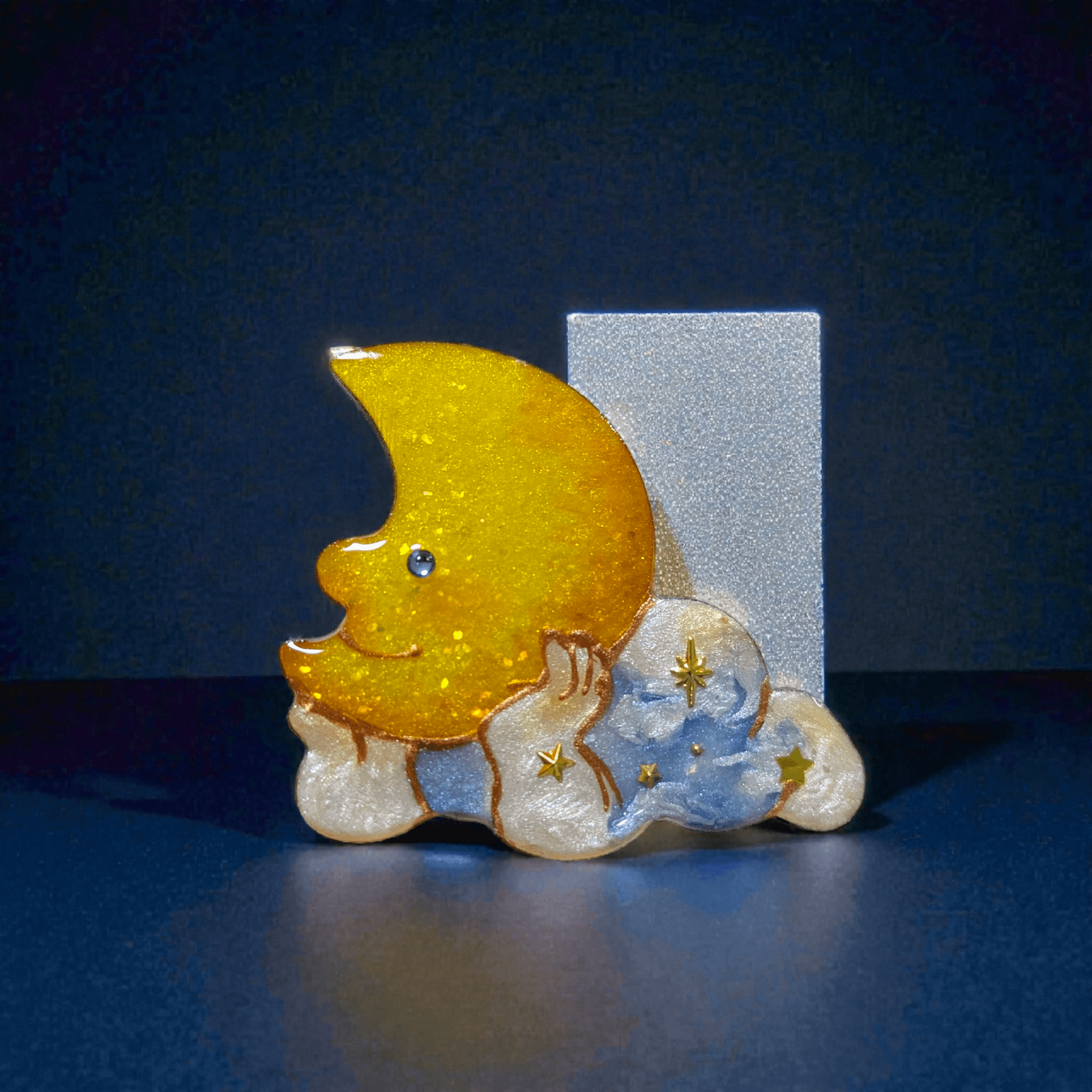 三日月の赤ちゃんブローチ