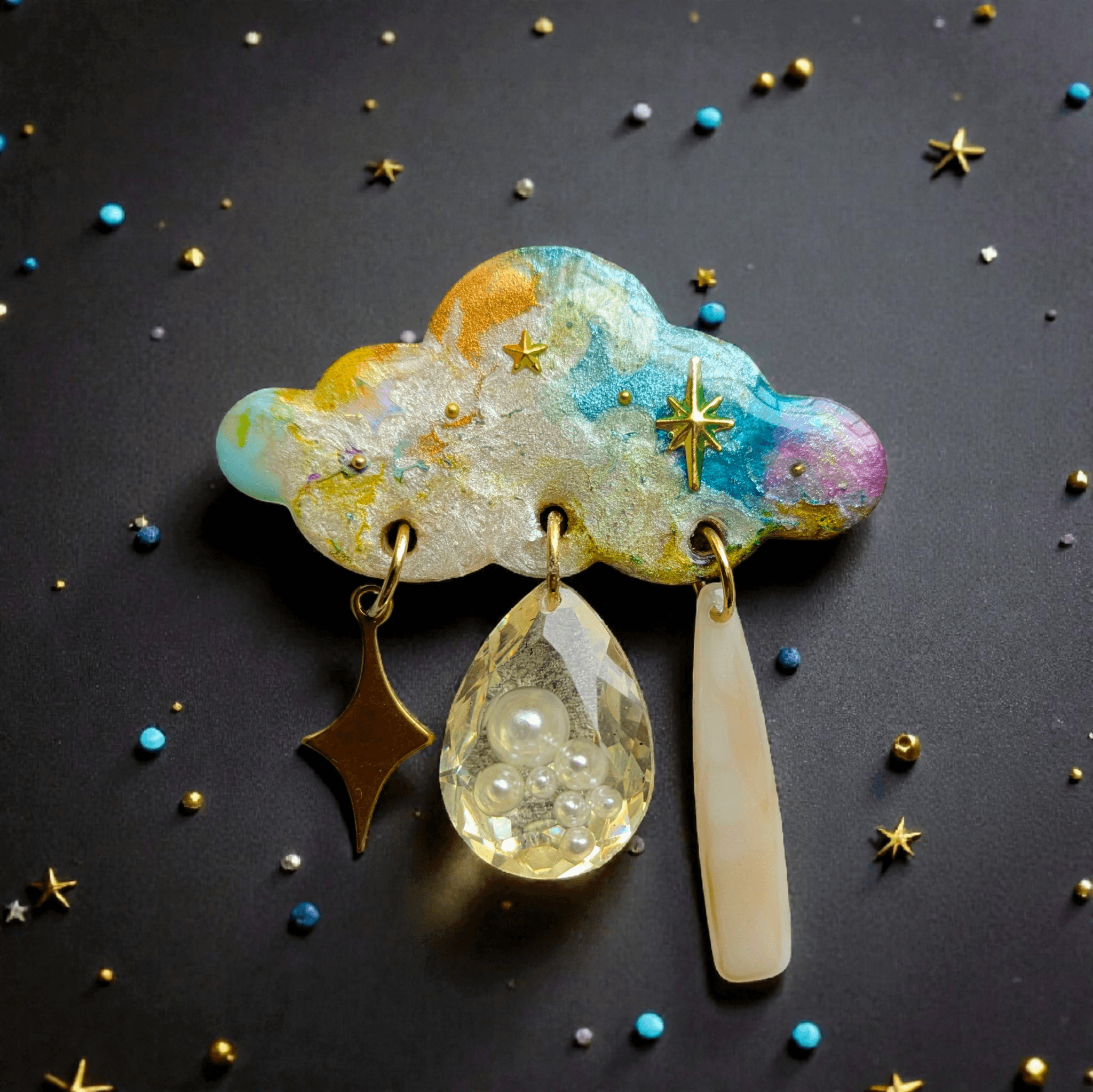 雲と雨のブローチ