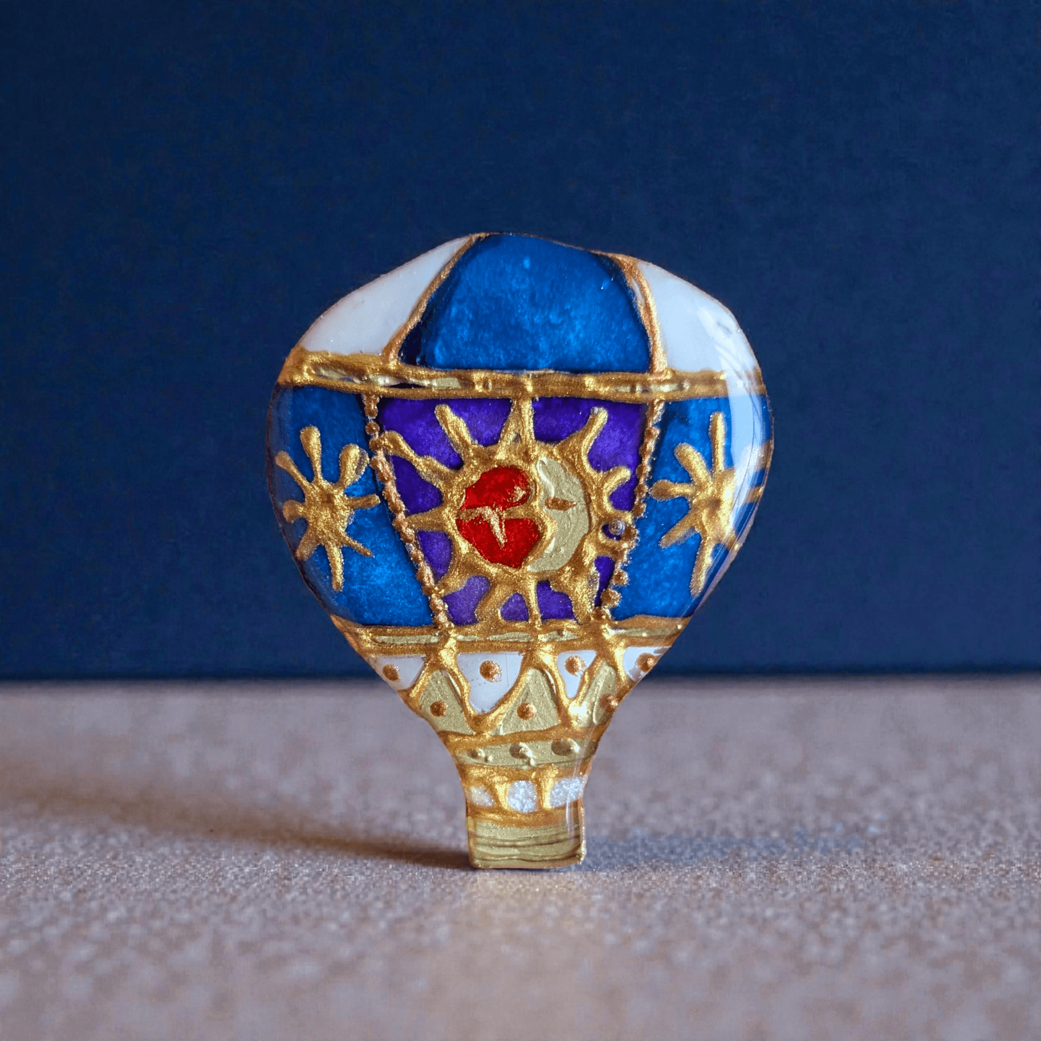 気球のブローチ（太陽と月）